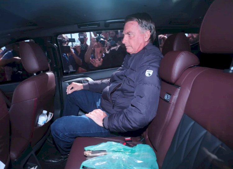 Bolsonaro Sob Vigilância: PF Cumpre Mandados e Imputa Uso de Tornozeleira Eletrônica Como “Cordão de Segurança”